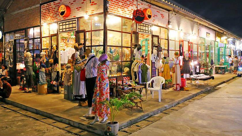 Srinakharin Train Market 