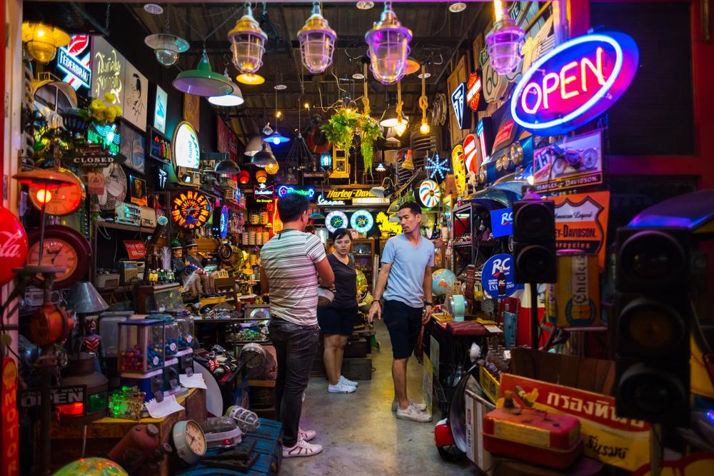 Rot Fai Market, Bangkok